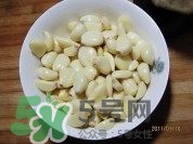 臘八蒜要放鹽嗎？臘八蒜要放多少鹽比例是多少？