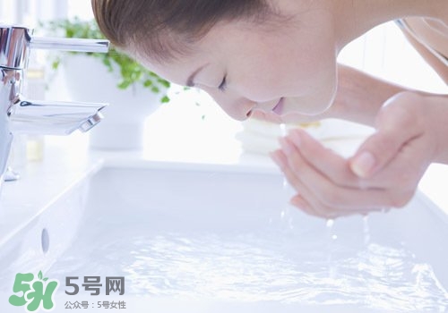 鹽水洗臉用什么鹽?鹽水洗臉?lè)哦嗌冫}?