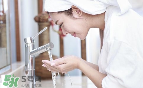 鹽水洗臉用什么鹽?鹽水洗臉?lè)哦嗌冫}?
