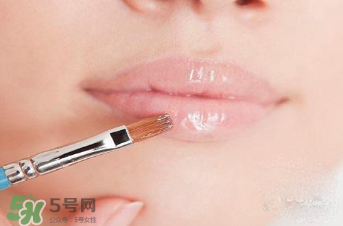嘴唇干裂涂蜂蜜有用嗎？怎樣用蜂蜜改善嘴唇干裂？