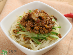 減肥可以吃炸醬面嗎？減肥期間吃炸醬面會(huì)胖嗎？