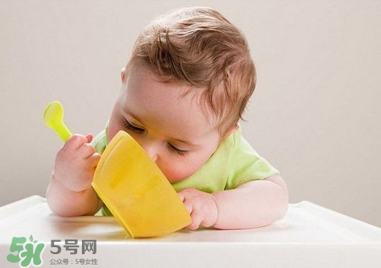 寶寶輔食一天吃幾次？寶寶每天吃輔食次數(shù)