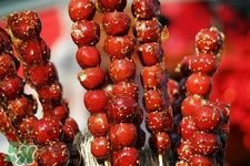 做糖葫蘆的紅色是什么？糖葫蘆外面紅色的是色素嗎？