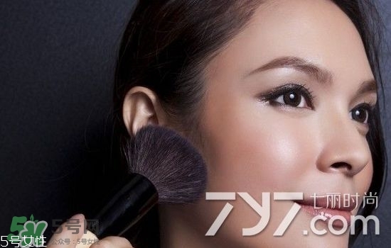 修容膏和修容粉哪個(gè)好用？新手用修容粉好還是膏好？