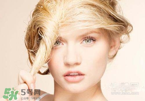 染發(fā)前可以洗頭嗎？染發(fā)前洗頭好還是不洗頭好？