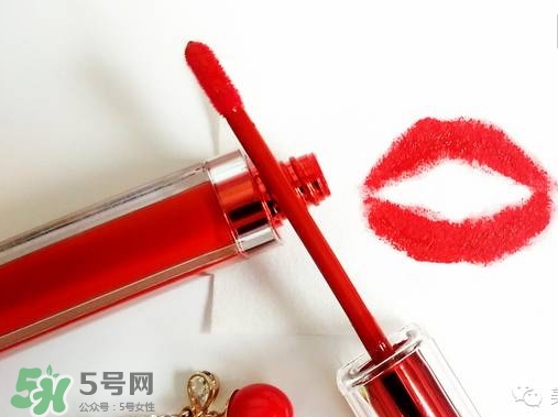 涂唇釉嘴唇干是怎么回事？涂唇釉嘴唇干怎么辦？