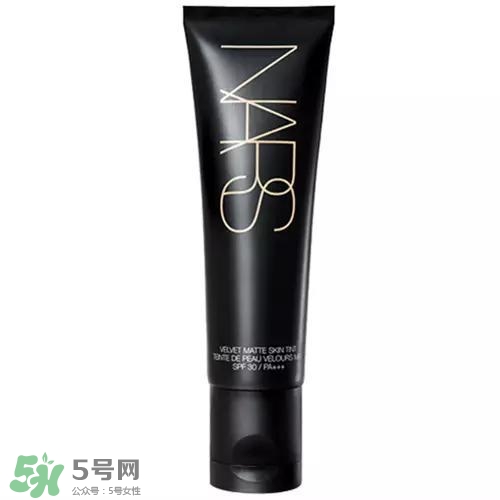 tom ford和nars哪個(gè)好？tom ford和nars唇膏口紅對比