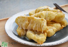 炸香蕉外面包裹的是什么？炸香蕉放面粉好還是淀粉？