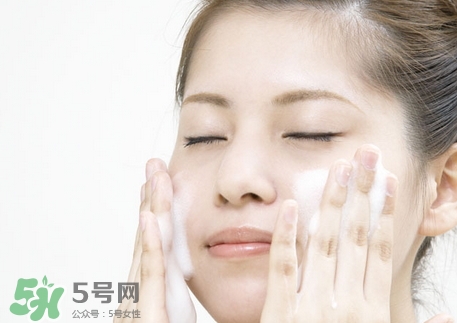 臉上長(zhǎng)痘痘用什么洗臉最好?臉上長(zhǎng)痘痘用什么水洗臉好?