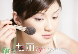 粉底液會(huì)浮粉是怎么回事？粉底液浮粉的原因