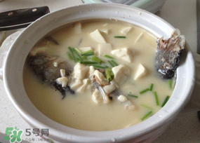鯽魚湯怎么做才白？鯽魚湯怎么熬成奶白色？
