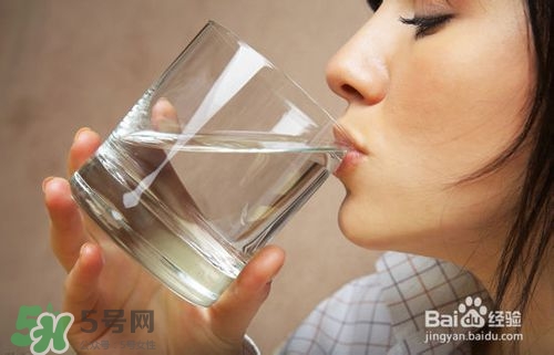 嘴唇干燥是什么原因？嘴唇干裂脫皮怎么辦？