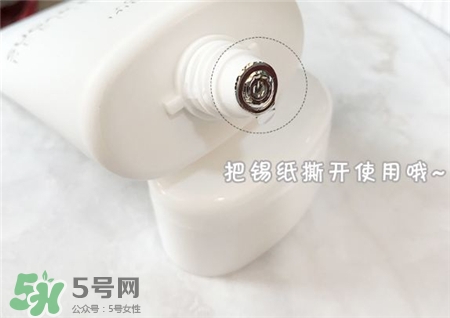 miorio黃糖去角質(zhì)真假 miorio黃糖去角質(zhì)真?zhèn)?/h1>

時(shí)間：2017-02-28 15:43:18 編輯：5號(hào)網(wǎng)-xweiyi 3112
分享至：



 c_4(); 
miorio黃糖去角質(zhì)凝膠配方溫和，不會(huì)有粗制的磨砂顆粒，能溫柔的去除面部角質(zhì)。今天5號(hào)網(wǎng)小編就要為大家介紹一下，miorio黃糖去角質(zhì)怎么辨別真假？miorio黃糖去角質(zhì)真?zhèn)卧趺纯矗?/p>miorio去角質(zhì)真假1、紙盒包裝，并且瓶口有錫紙塑封，要撕開錫紙才可以使用的;2、瓶口開關(guān)處沒有螺紋，而是光滑的開關(guān);3、瓶底背部邊上印有保質(zhì)期，大家可以看到保質(zhì)時(shí)間;4、包裝盒為全韓文包裝，沒有中文的喲!miorio去角質(zhì)成分1、天然黃糖：含有豐富的核黃素，能提高肌體對(duì)蛋白質(zhì)的利用率，能溫和帶走老化角質(zhì)危機(jī);2、木瓜：能夠干干凈凈的打理毛孔，護(hù)理肌膚;3、洋甘菊和馬齒莧提取物：能夠鎮(zhèn)靜肌膚，去角質(zhì)后變敏感的肌膚也不會(huì)有損傷。miorio去角質(zhì)評(píng)價(jià)去角質(zhì)補(bǔ)水滋養(yǎng)一次完成。小編非常建議大家在洗澡的時(shí)候用，特別是平時(shí)用感覺吸收不好，膜感很重的，其實(shí)很多是因?yàn)闇囟炔粔颍S糖粒子沒有完全融化的原因，洗后臉真的跟剝了殼的雞蛋一樣嫩滑透亮，很建議大家試試。按摩后隔天氣色很好，這完全歸功于里面的含有對(duì)抗自由基的成分，是秋冬保濕的好選擇，很大一瓶，感覺會(huì)用到地老天荒。 

 b_4(); 


歐珀萊防曬霜怎么樣?歐珀萊防曬霜好用嗎?
赫拉防曬霜怎么樣?赫拉防曬霜好用嗎?

網(wǎng)站首頁(yè)
返回欄目


相關(guān)文章

1miorio黃金眼膜的質(zhì)地如何 miorio黃金眼膜性價(jià)比高嗎浏览:3468 2miorio米澳拉黃糖粉餅多少錢?米澳拉黃糖粉餅價(jià)格浏览:1万+ 1miorio米澳拉黃糖粉餅好用嗎?miorio黃糖粉餅試色 2miorio黃糖去角質(zhì)怎么用?miorio黃糖去角質(zhì)用法 3miorio黃糖去角質(zhì)好用嗎?miorio黃糖去角質(zhì)怎么樣? 4miorio是什么牌子?miorio是哪個(gè)國(guó)家的? 5miorio黃糖面膜真假怎么辨別?miorio黃糖面膜真假辨別圖 6miorio黃糖面膜怎么用？miorio黃糖面膜使用方法？ 


熱門文章


ahc在韓國(guó)是什么檔次？AHC和伊思哪個(gè)好？foreo官網(wǎng)注冊(cè)教程,foreo luna中國(guó)官網(wǎng)注冊(cè) 

ahc水乳適合什么年齡段？ahc b5玻尿酸水乳適合多大年齡？佰草世家為什么下架了？佰草世家騙局曝光煙酰胺對(duì)皮膚的作用 煙酰胺的副作用和禁忌精華水怎么用 精華水的正確使用順序春雨面膜的功效與作用 春雨面膜有什么效果牛油果里面為什么變黑了?牛油果里面有黑色纖維能吃嗎jayjun櫻花水光面膜三部曲怎么用 水光櫻花三部曲面膜怎么樣2018國(guó)產(chǎn)護(hù)膚品排行榜前十名 國(guó)產(chǎn)水乳排行榜前十樂敦cc美容液怎么用？樂敦cc美容液使用步驟素顏霜對(duì)皮膚有傷害嗎？素顏霜對(duì)皮膚的傷害大嗎？凍干粉對(duì)皮膚有什么用 凍干粉早晚都能用嗎雅詩(shī)蘭黛小棕瓶精華真假辨別 8張圖輕松認(rèn)出假貨 


5H跟帖 
















網(wǎng)友評(píng)論僅供其表達(dá)個(gè)人看法，并不表明5h立場(chǎng)。





		var mydate = new Date();
		var year = mydate.getFullYear();
		var month = mydate.getMonth();
		var day = mydate.getDate()
		var nowdate = year+"-"+month+"-"+day
		
		$("#imageField").click(function(){
			var commentcont = $(".comment-text").val();
			if($(".comment-text").val()==""){
				alert("您沒什么話要說嗎？");
			}else{
				var data = {
					nomember:1,
					saytext:commentcont,
					id : $("#id").attr("value"),
					ecmsfrom : $("#ecmsfrom").attr("value"),
					classid : $("#classid").attr("value"),
					enews : $("#enews").attr("value"),
					repid : $("#repid").attr("value")
				};				
				$.ajax({
					type: "POST",
					url: "/e/pl/doaction.php",
					data: data,
					dataType:'text',
					success: function(msg){
						$(".comment-text").val("");
						$(".comment-body").prepend('<li><div   id="1bep8nd"   class="combd-title"><span id="chnyhxd"    class="title">本站網(wǎng)友:匿名</span><span id="xtzp8pf"    class="time">'+nowdate+'</span></div><p class="combd-bd">'+commentcont+'</p></li>')
					}
				});
			}	
		})	
	
 
