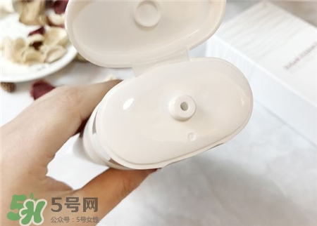 miorio黃糖去角質(zhì)真假 miorio黃糖去角質(zhì)真?zhèn)?/h1>

時(shí)間：2017-02-28 15:43:18 編輯：5號(hào)網(wǎng)-xweiyi 3112
分享至：



 c_4(); 
miorio黃糖去角質(zhì)凝膠配方溫和，不會(huì)有粗制的磨砂顆粒，能溫柔的去除面部角質(zhì)。今天5號(hào)網(wǎng)小編就要為大家介紹一下，miorio黃糖去角質(zhì)怎么辨別真假？miorio黃糖去角質(zhì)真?zhèn)卧趺纯矗?/p>miorio去角質(zhì)真假1、紙盒包裝，并且瓶口有錫紙塑封，要撕開錫紙才可以使用的;2、瓶口開關(guān)處沒有螺紋，而是光滑的開關(guān);3、瓶底背部邊上印有保質(zhì)期，大家可以看到保質(zhì)時(shí)間;4、包裝盒為全韓文包裝，沒有中文的喲!miorio去角質(zhì)成分1、天然黃糖：含有豐富的核黃素，能提高肌體對(duì)蛋白質(zhì)的利用率，能溫和帶走老化角質(zhì)危機(jī);2、木瓜：能夠干干凈凈的打理毛孔，護(hù)理肌膚;3、洋甘菊和馬齒莧提取物：能夠鎮(zhèn)靜肌膚，去角質(zhì)后變敏感的肌膚也不會(huì)有損傷。miorio去角質(zhì)評(píng)價(jià)去角質(zhì)補(bǔ)水滋養(yǎng)一次完成。小編非常建議大家在洗澡的時(shí)候用，特別是平時(shí)用感覺吸收不好，膜感很重的，其實(shí)很多是因?yàn)闇囟炔粔颍S糖粒子沒有完全融化的原因，洗后臉真的跟剝了殼的雞蛋一樣嫩滑透亮，很建議大家試試。按摩后隔天氣色很好，這完全歸功于里面的含有對(duì)抗自由基的成分，是秋冬保濕的好選擇，很大一瓶，感覺會(huì)用到地老天荒。 

 b_4(); 


歐珀萊防曬霜怎么樣?歐珀萊防曬霜好用嗎?
赫拉防曬霜怎么樣?赫拉防曬霜好用嗎?

網(wǎng)站首頁(yè)
返回欄目


相關(guān)文章

1miorio黃金眼膜的質(zhì)地如何 miorio黃金眼膜性價(jià)比高嗎浏览:3468 2miorio米澳拉黃糖粉餅多少錢?米澳拉黃糖粉餅價(jià)格浏览:1万+ 1miorio米澳拉黃糖粉餅好用嗎?miorio黃糖粉餅試色 2miorio黃糖去角質(zhì)怎么用?miorio黃糖去角質(zhì)用法 3miorio黃糖去角質(zhì)好用嗎?miorio黃糖去角質(zhì)怎么樣? 4miorio是什么牌子?miorio是哪個(gè)國(guó)家的? 5miorio黃糖面膜真假怎么辨別?miorio黃糖面膜真假辨別圖 6miorio黃糖面膜怎么用？miorio黃糖面膜使用方法？ 


熱門文章


ahc在韓國(guó)是什么檔次？AHC和伊思哪個(gè)好？foreo官網(wǎng)注冊(cè)教程,foreo luna中國(guó)官網(wǎng)注冊(cè) 

ahc水乳適合什么年齡段？ahc b5玻尿酸水乳適合多大年齡？佰草世家為什么下架了？佰草世家騙局曝光煙酰胺對(duì)皮膚的作用 煙酰胺的副作用和禁忌精華水怎么用 精華水的正確使用順序春雨面膜的功效與作用 春雨面膜有什么效果牛油果里面為什么變黑了?牛油果里面有黑色纖維能吃嗎jayjun櫻花水光面膜三部曲怎么用 水光櫻花三部曲面膜怎么樣2018國(guó)產(chǎn)護(hù)膚品排行榜前十名 國(guó)產(chǎn)水乳排行榜前十樂敦cc美容液怎么用？樂敦cc美容液使用步驟素顏霜對(duì)皮膚有傷害嗎？素顏霜對(duì)皮膚的傷害大嗎？凍干粉對(duì)皮膚有什么用 凍干粉早晚都能用嗎雅詩(shī)蘭黛小棕瓶精華真假辨別 8張圖輕松認(rèn)出假貨 


5H跟帖 
















網(wǎng)友評(píng)論僅供其表達(dá)個(gè)人看法，并不表明5h立場(chǎng)。





		var mydate = new Date();
		var year = mydate.getFullYear();
		var month = mydate.getMonth();
		var day = mydate.getDate()
		var nowdate = year+"-"+month+"-"+day
		
		$("#imageField").click(function(){
			var commentcont = $(".comment-text").val();
			if($(".comment-text").val()==""){
				alert("您沒什么話要說嗎？");
			}else{
				var data = {
					nomember:1,
					saytext:commentcont,
					id : $("#id").attr("value"),
					ecmsfrom : $("#ecmsfrom").attr("value"),
					classid : $("#classid").attr("value"),
					enews : $("#enews").attr("value"),
					repid : $("#repid").attr("value")
				};				
				$.ajax({
					type: "POST",
					url: "/e/pl/doaction.php",
					data: data,
					dataType:'text',
					success: function(msg){
						$(".comment-text").val("");
						$(".comment-body").prepend('<li><div   id="1bep8nd"   class="combd-title"><span id="chnyhxd"    class="title">本站網(wǎng)友:匿名</span><span id="xtzp8pf"    class="time">'+nowdate+'</span></div><p class="combd-bd">'+commentcont+'</p></li>')
					}
				});
			}	
		})	
	
 
