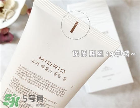 miorio黃糖去角質(zhì)真假 miorio黃糖去角質(zhì)真?zhèn)?/h1>

時(shí)間：2017-02-28 15:43:18 編輯：5號(hào)網(wǎng)-xweiyi 3112
分享至：



 c_4(); 
miorio黃糖去角質(zhì)凝膠配方溫和，不會(huì)有粗制的磨砂顆粒，能溫柔的去除面部角質(zhì)。今天5號(hào)網(wǎng)小編就要為大家介紹一下，miorio黃糖去角質(zhì)怎么辨別真假？miorio黃糖去角質(zhì)真?zhèn)卧趺纯矗?/p>miorio去角質(zhì)真假1、紙盒包裝，并且瓶口有錫紙塑封，要撕開錫紙才可以使用的;2、瓶口開關(guān)處沒有螺紋，而是光滑的開關(guān);3、瓶底背部邊上印有保質(zhì)期，大家可以看到保質(zhì)時(shí)間;4、包裝盒為全韓文包裝，沒有中文的喲!miorio去角質(zhì)成分1、天然黃糖：含有豐富的核黃素，能提高肌體對(duì)蛋白質(zhì)的利用率，能溫和帶走老化角質(zhì)危機(jī);2、木瓜：能夠干干凈凈的打理毛孔，護(hù)理肌膚;3、洋甘菊和馬齒莧提取物：能夠鎮(zhèn)靜肌膚，去角質(zhì)后變敏感的肌膚也不會(huì)有損傷。miorio去角質(zhì)評(píng)價(jià)去角質(zhì)補(bǔ)水滋養(yǎng)一次完成。小編非常建議大家在洗澡的時(shí)候用，特別是平時(shí)用感覺吸收不好，膜感很重的，其實(shí)很多是因?yàn)闇囟炔粔颍S糖粒子沒有完全融化的原因，洗后臉真的跟剝了殼的雞蛋一樣嫩滑透亮，很建議大家試試。按摩后隔天氣色很好，這完全歸功于里面的含有對(duì)抗自由基的成分，是秋冬保濕的好選擇，很大一瓶，感覺會(huì)用到地老天荒。 

 b_4(); 


歐珀萊防曬霜怎么樣?歐珀萊防曬霜好用嗎?
赫拉防曬霜怎么樣?赫拉防曬霜好用嗎?

網(wǎng)站首頁(yè)
返回欄目


相關(guān)文章

1miorio黃金眼膜的質(zhì)地如何 miorio黃金眼膜性價(jià)比高嗎浏览:3468 2miorio米澳拉黃糖粉餅多少錢?米澳拉黃糖粉餅價(jià)格浏览:1万+ 1miorio米澳拉黃糖粉餅好用嗎?miorio黃糖粉餅試色 2miorio黃糖去角質(zhì)怎么用?miorio黃糖去角質(zhì)用法 3miorio黃糖去角質(zhì)好用嗎?miorio黃糖去角質(zhì)怎么樣? 4miorio是什么牌子?miorio是哪個(gè)國(guó)家的? 5miorio黃糖面膜真假怎么辨別?miorio黃糖面膜真假辨別圖 6miorio黃糖面膜怎么用？miorio黃糖面膜使用方法？ 


熱門文章


ahc在韓國(guó)是什么檔次？AHC和伊思哪個(gè)好？foreo官網(wǎng)注冊(cè)教程,foreo luna中國(guó)官網(wǎng)注冊(cè) 

ahc水乳適合什么年齡段？ahc b5玻尿酸水乳適合多大年齡？佰草世家為什么下架了？佰草世家騙局曝光煙酰胺對(duì)皮膚的作用 煙酰胺的副作用和禁忌精華水怎么用 精華水的正確使用順序春雨面膜的功效與作用 春雨面膜有什么效果牛油果里面為什么變黑了?牛油果里面有黑色纖維能吃嗎jayjun櫻花水光面膜三部曲怎么用 水光櫻花三部曲面膜怎么樣2018國(guó)產(chǎn)護(hù)膚品排行榜前十名 國(guó)產(chǎn)水乳排行榜前十樂敦cc美容液怎么用？樂敦cc美容液使用步驟素顏霜對(duì)皮膚有傷害嗎？素顏霜對(duì)皮膚的傷害大嗎？凍干粉對(duì)皮膚有什么用 凍干粉早晚都能用嗎雅詩(shī)蘭黛小棕瓶精華真假辨別 8張圖輕松認(rèn)出假貨 


5H跟帖 
















網(wǎng)友評(píng)論僅供其表達(dá)個(gè)人看法，并不表明5h立場(chǎng)。





		var mydate = new Date();
		var year = mydate.getFullYear();
		var month = mydate.getMonth();
		var day = mydate.getDate()
		var nowdate = year+"-"+month+"-"+day
		
		$("#imageField").click(function(){
			var commentcont = $(".comment-text").val();
			if($(".comment-text").val()==""){
				alert("您沒什么話要說嗎？");
			}else{
				var data = {
					nomember:1,
					saytext:commentcont,
					id : $("#id").attr("value"),
					ecmsfrom : $("#ecmsfrom").attr("value"),
					classid : $("#classid").attr("value"),
					enews : $("#enews").attr("value"),
					repid : $("#repid").attr("value")
				};				
				$.ajax({
					type: "POST",
					url: "/e/pl/doaction.php",
					data: data,
					dataType:'text',
					success: function(msg){
						$(".comment-text").val("");
						$(".comment-body").prepend('<li><div   id="1bep8nd"   class="combd-title"><span id="chnyhxd"    class="title">本站網(wǎng)友:匿名</span><span id="xtzp8pf"    class="time">'+nowdate+'</span></div><p class="combd-bd">'+commentcont+'</p></li>')
					}
				});
			}	
		})	
	
 
