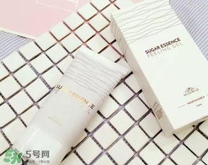 miorio黃糖去角質(zhì)真假 miorio黃糖去角質(zhì)真?zhèn)?/h1>

時(shí)間：2017-02-28 15:43:18 編輯：5號(hào)網(wǎng)-xweiyi 3112
分享至：



 c_4(); 
miorio黃糖去角質(zhì)凝膠配方溫和，不會(huì)有粗制的磨砂顆粒，能溫柔的去除面部角質(zhì)。今天5號(hào)網(wǎng)小編就要為大家介紹一下，miorio黃糖去角質(zhì)怎么辨別真假？miorio黃糖去角質(zhì)真?zhèn)卧趺纯矗?/p>miorio去角質(zhì)真假1、紙盒包裝，并且瓶口有錫紙塑封，要撕開錫紙才可以使用的;2、瓶口開關(guān)處沒有螺紋，而是光滑的開關(guān);3、瓶底背部邊上印有保質(zhì)期，大家可以看到保質(zhì)時(shí)間;4、包裝盒為全韓文包裝，沒有中文的喲!miorio去角質(zhì)成分1、天然黃糖：含有豐富的核黃素，能提高肌體對(duì)蛋白質(zhì)的利用率，能溫和帶走老化角質(zhì)危機(jī);2、木瓜：能夠干干凈凈的打理毛孔，護(hù)理肌膚;3、洋甘菊和馬齒莧提取物：能夠鎮(zhèn)靜肌膚，去角質(zhì)后變敏感的肌膚也不會(huì)有損傷。miorio去角質(zhì)評(píng)價(jià)去角質(zhì)補(bǔ)水滋養(yǎng)一次完成。小編非常建議大家在洗澡的時(shí)候用，特別是平時(shí)用感覺吸收不好，膜感很重的，其實(shí)很多是因?yàn)闇囟炔粔颍S糖粒子沒有完全融化的原因，洗后臉真的跟剝了殼的雞蛋一樣嫩滑透亮，很建議大家試試。按摩后隔天氣色很好，這完全歸功于里面的含有對(duì)抗自由基的成分，是秋冬保濕的好選擇，很大一瓶，感覺會(huì)用到地老天荒。 

 b_4(); 


歐珀萊防曬霜怎么樣?歐珀萊防曬霜好用嗎?
赫拉防曬霜怎么樣?赫拉防曬霜好用嗎?

網(wǎng)站首頁(yè)
返回欄目


相關(guān)文章

1miorio黃金眼膜的質(zhì)地如何 miorio黃金眼膜性價(jià)比高嗎浏览:3468 2miorio米澳拉黃糖粉餅多少錢?米澳拉黃糖粉餅價(jià)格浏览:1万+ 1miorio米澳拉黃糖粉餅好用嗎?miorio黃糖粉餅試色 2miorio黃糖去角質(zhì)怎么用?miorio黃糖去角質(zhì)用法 3miorio黃糖去角質(zhì)好用嗎?miorio黃糖去角質(zhì)怎么樣? 4miorio是什么牌子?miorio是哪個(gè)國(guó)家的? 5miorio黃糖面膜真假怎么辨別?miorio黃糖面膜真假辨別圖 6miorio黃糖面膜怎么用？miorio黃糖面膜使用方法？ 


熱門文章


ahc在韓國(guó)是什么檔次？AHC和伊思哪個(gè)好？foreo官網(wǎng)注冊(cè)教程,foreo luna中國(guó)官網(wǎng)注冊(cè) 

ahc水乳適合什么年齡段？ahc b5玻尿酸水乳適合多大年齡？佰草世家為什么下架了？佰草世家騙局曝光煙酰胺對(duì)皮膚的作用 煙酰胺的副作用和禁忌精華水怎么用 精華水的正確使用順序春雨面膜的功效與作用 春雨面膜有什么效果牛油果里面為什么變黑了?牛油果里面有黑色纖維能吃嗎jayjun櫻花水光面膜三部曲怎么用 水光櫻花三部曲面膜怎么樣2018國(guó)產(chǎn)護(hù)膚品排行榜前十名 國(guó)產(chǎn)水乳排行榜前十樂敦cc美容液怎么用？樂敦cc美容液使用步驟素顏霜對(duì)皮膚有傷害嗎？素顏霜對(duì)皮膚的傷害大嗎？凍干粉對(duì)皮膚有什么用 凍干粉早晚都能用嗎雅詩(shī)蘭黛小棕瓶精華真假辨別 8張圖輕松認(rèn)出假貨 


5H跟帖 
















網(wǎng)友評(píng)論僅供其表達(dá)個(gè)人看法，并不表明5h立場(chǎng)。





		var mydate = new Date();
		var year = mydate.getFullYear();
		var month = mydate.getMonth();
		var day = mydate.getDate()
		var nowdate = year+"-"+month+"-"+day
		
		$("#imageField").click(function(){
			var commentcont = $(".comment-text").val();
			if($(".comment-text").val()==""){
				alert("您沒什么話要說嗎？");
			}else{
				var data = {
					nomember:1,
					saytext:commentcont,
					id : $("#id").attr("value"),
					ecmsfrom : $("#ecmsfrom").attr("value"),
					classid : $("#classid").attr("value"),
					enews : $("#enews").attr("value"),
					repid : $("#repid").attr("value")
				};				
				$.ajax({
					type: "POST",
					url: "/e/pl/doaction.php",
					data: data,
					dataType:'text',
					success: function(msg){
						$(".comment-text").val("");
						$(".comment-body").prepend('<li><div   id="1bep8nd"   class="combd-title"><span id="chnyhxd"    class="title">本站網(wǎng)友:匿名</span><span id="xtzp8pf"    class="time">'+nowdate+'</span></div><p class="combd-bd">'+commentcont+'</p></li>')
					}
				});
			}	
		})	
	
 
