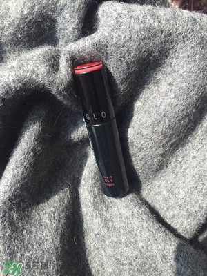 啞光和鏡面口紅哪個(gè)好？啞光口紅和鏡面口紅區(qū)別