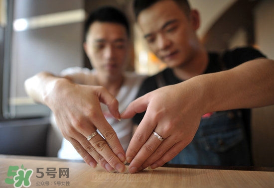 為什么同性戀都是帥哥？為什么同性戀容易的艾滋病呢