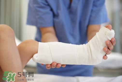 骨裂吃什么好得快？骨裂和骨折的區(qū)別