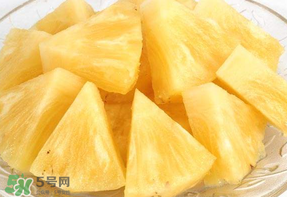 菠蘿削皮可以直接吃嗎？菠蘿削皮直接吃有毒嗎？