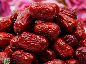 紅棗外面白色的是什么？紅棗上面有一層白的是什么東西？