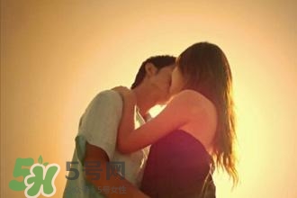 男人接吻時在想什么？男人接吻為什么伸舌頭