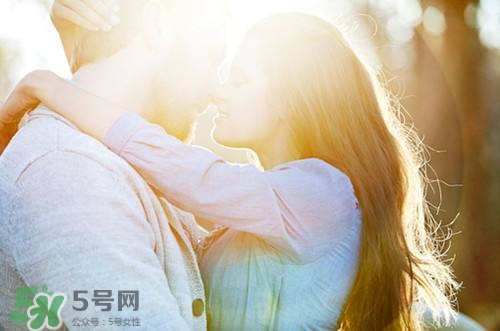 男人接吻時在想什么？男人接吻為什么伸舌頭