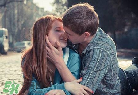女人第一次到底有多痛？女人第一次性生活流血多久