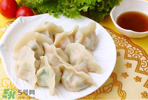 薺菜包餃子必須焯水嗎？薺菜包餃子要焯水嗎？