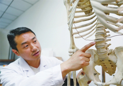 骨質(zhì)疏松會出現(xiàn)背痛嗎？骨質(zhì)疏松會引起后背疼嗎？