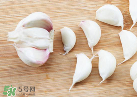大蒜爛了一點還能吃嗎？大蒜爛根是怎么回事？