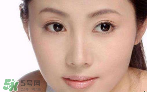鼻子上擠出來的白色東西是什么？鼻子上的白色顆粒是什么？