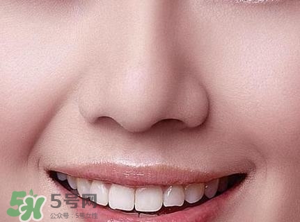 鼻子上擠出來的白色東西是什么？鼻子上的白色顆粒是什么？