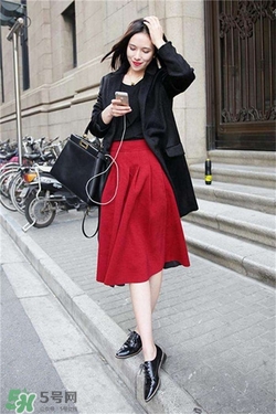 紅色衣服配什么顏色鞋子？紅色衣服配什么鞋子好看？