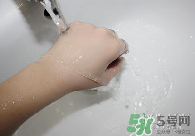 植村秀小燈泡584和784哪個(gè)白？植村秀小燈泡584和784對比