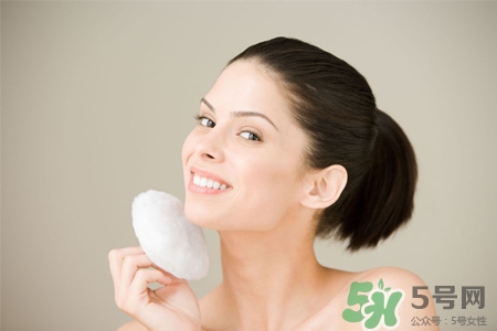 皮膚過敏能洗冷水澡嗎？過敏用冷水還是熱水洗澡？