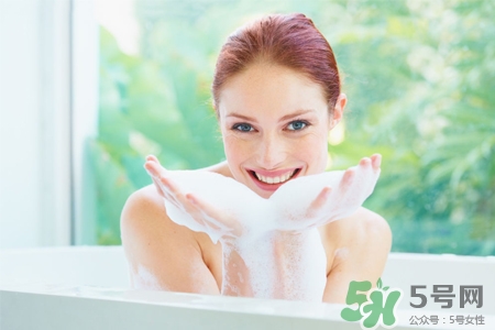 皮膚過敏能洗冷水澡嗎？過敏用冷水還是熱水洗澡？