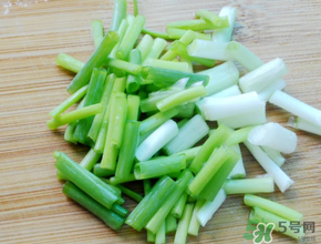 薺菜和蔥能一起吃嗎？薺菜餃子可以放蔥嗎？