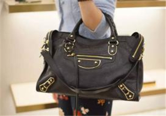 巴黎世家機(jī)車包正品多少錢？balenciaga機(jī)車包專柜價(jià)格