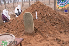 為什么新墳三年不能動土？新墳三年填土對誰不好？