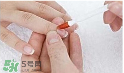 腳上的灰指甲怎么治療？腳上的灰指甲的治療方法