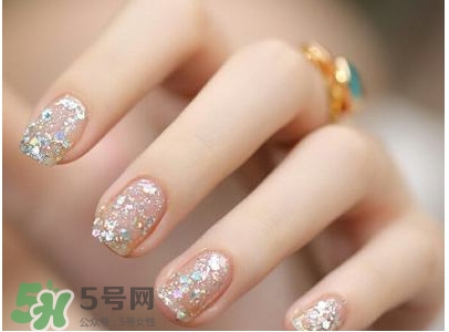 腳上的灰指甲怎么治療？腳上的灰指甲的治療方法