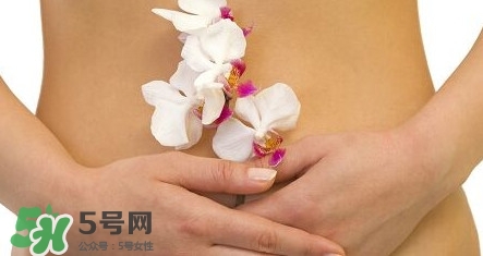 月經(jīng)量少顏色發(fā)黑是怎么回事？月經(jīng)量少怎么辦