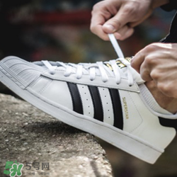 adidas貝殼頭正品多少錢？阿迪達(dá)斯貝殼頭鞋專柜價(jià)格