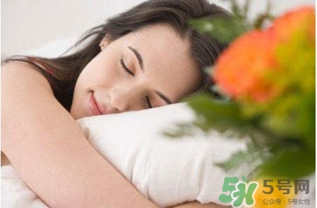 睡覺手腳發(fā)麻是怎么回事？睡覺手腳發(fā)麻是什么原因