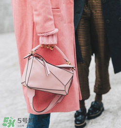 loewe puzzle怎么背好看？loewe puzzle怎么搭配好看？