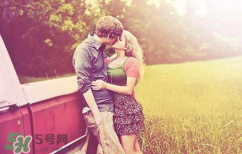 接吻時男生的手放哪里？接吻時男人的手摸哪里暴露性格