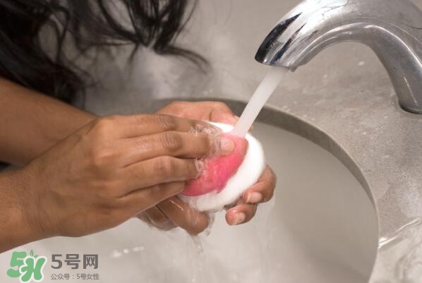 美妝蛋可以用香皂洗嗎？美妝蛋可以用肥皂洗嗎？