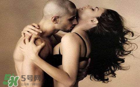 男人為什么喜歡抓女人的胸？男人摸女人的胸部