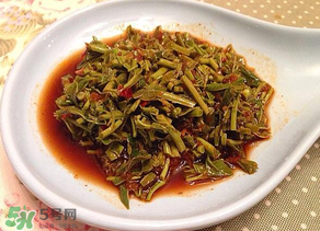 涼拌香椿要過(guò)水嗎？香椿涼拌前需要用開水焯一下嗎？
